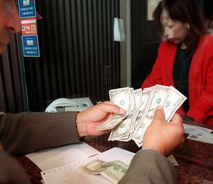 Peso se deprecia 0.38% frente al dólar