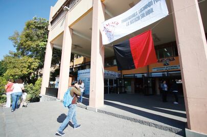 Universidades están en crisis y despilfarran en flores y globos