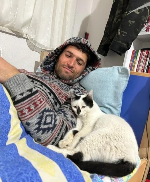 ¿Los mejores amigos? "Enkaz", gatito rescatado en Turquía, tiene nuevo dueño