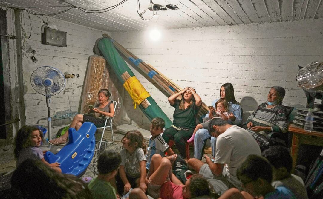 Israelíes se refugian tras escuchar las sirenas antiaéreas que advierten sobre ataques iraníes en Bnei Brak, cerca de Tel Aviv. Foto: Oded Balilty / AP