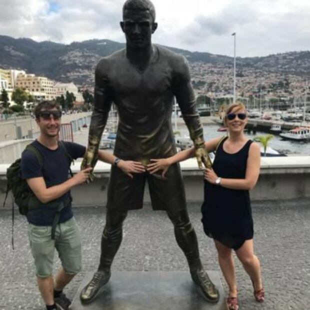 Atributos de la estatua de Cristiano atraen a los turistas