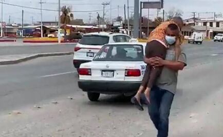 Hombre carga a su madre para llevarla a vacunar; imagen se hace viral