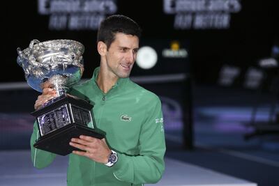 Novak Djokovic juega tenis con niños en la calle