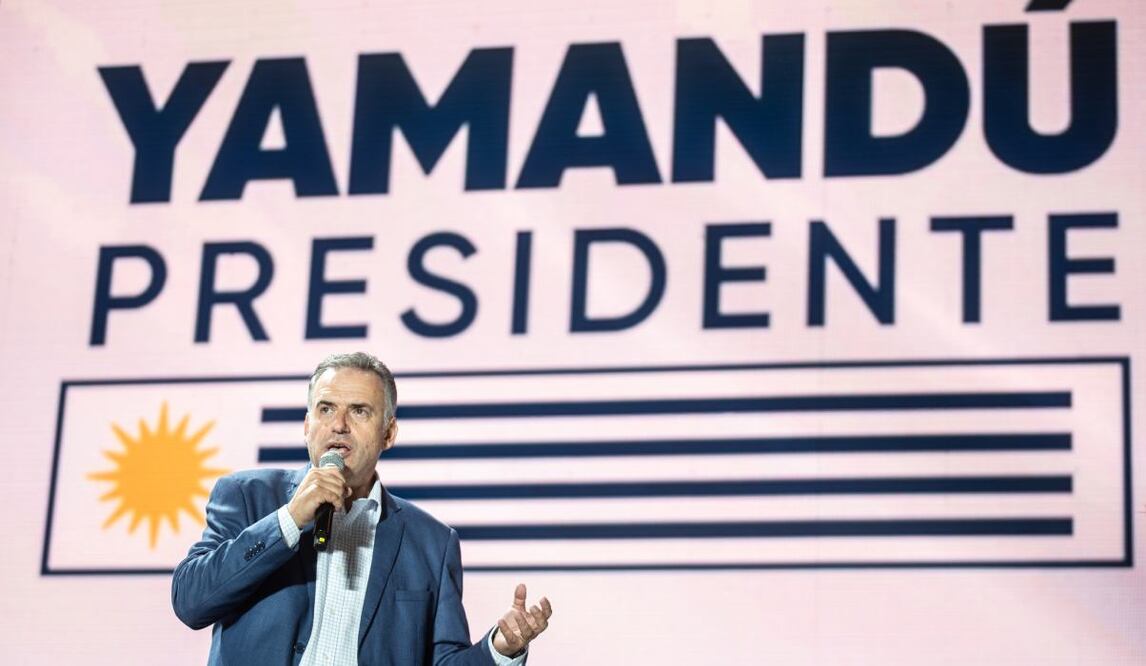 El candidato a la presidencia por el partido Frente Amplio, Yamandú Orsi, habla durante un evento de cierre de campaña, en la ciudad de Canelones (Uruguay). Foto: EFE