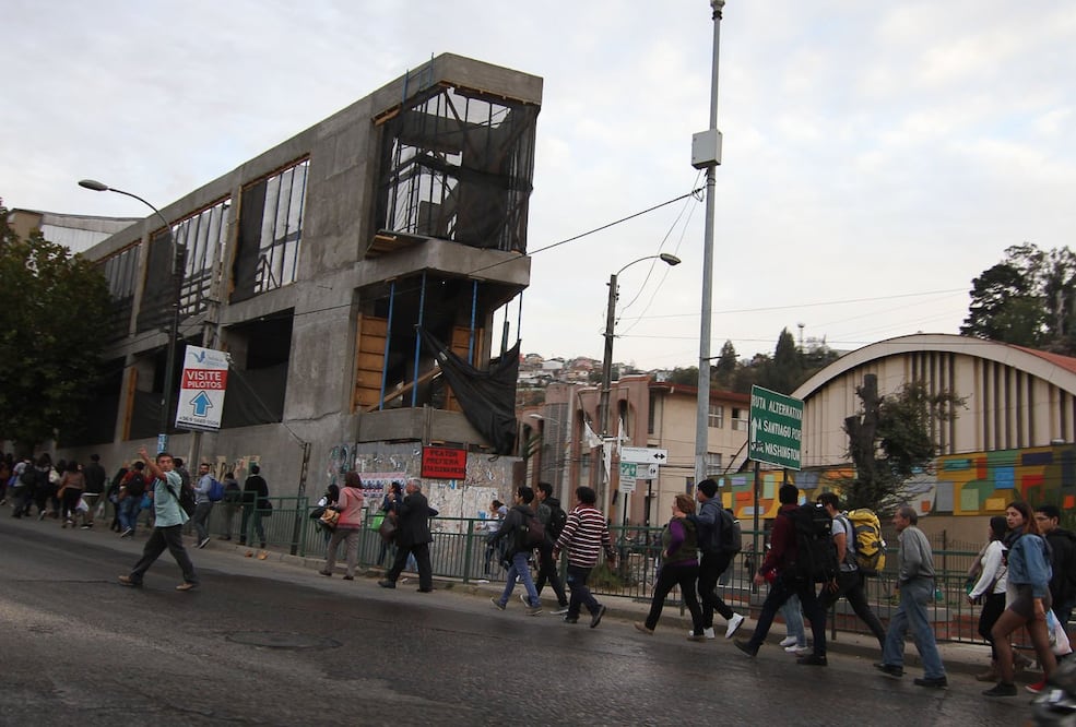 Personas evacúan luego de un sismo en Valparaíso, Chile (Foto: Xinhua)