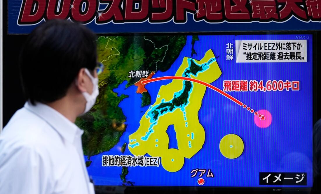 Un hombre se para a mirar una infografía sobre el lanzamiento de un misil balístico de Corea del Norte. Foto: EFE