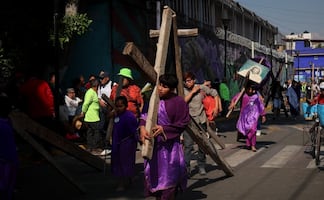 Cargando cruces de distintos tamaños, niños participan en Viacrucis de Iztapalapa; "Es difícil pero uno lo hace por fe y amor", aseguran