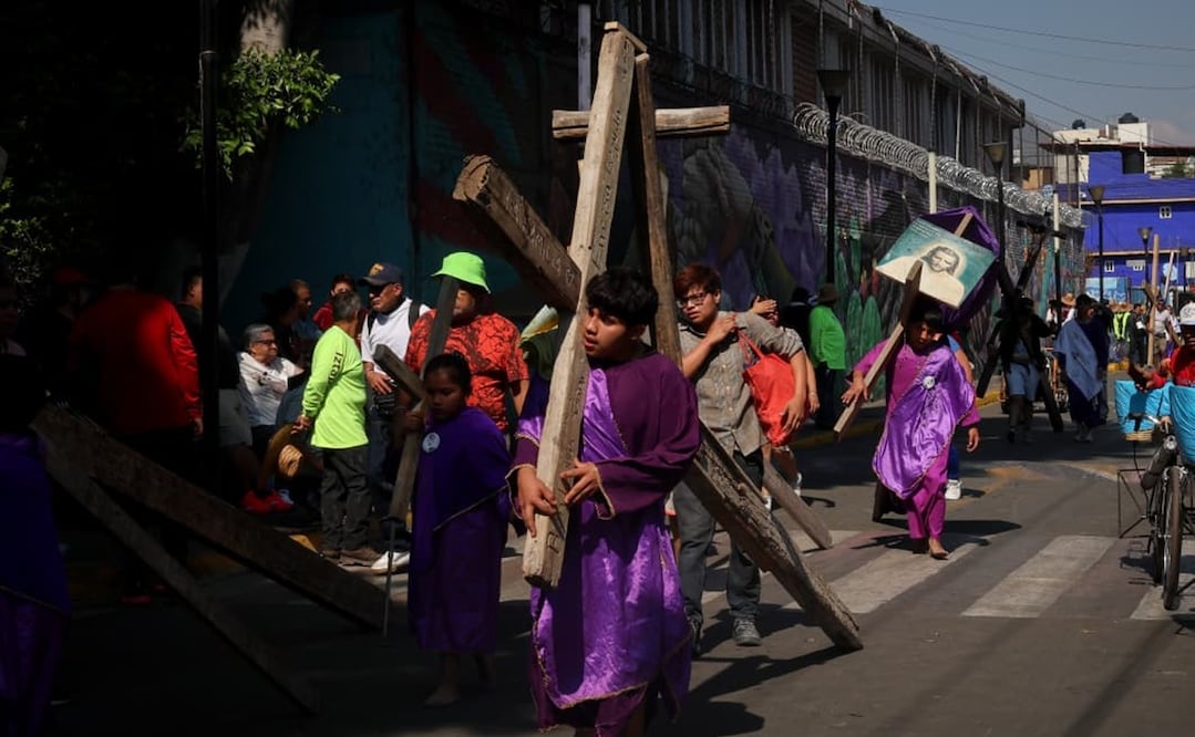 Comienza la llegada de Nazarenos al corazón de Iztapalapa para el comienzo de la 183 Representación del viacrucis. Foto: Luis Camacho / EL UNIVERSAL