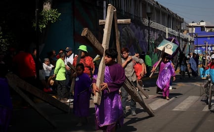 Cargando cruces de distintos tamaños, niños participan en Viacrucis de Iztapalapa; "Es difícil pero uno lo hace por fe y amor", aseguran