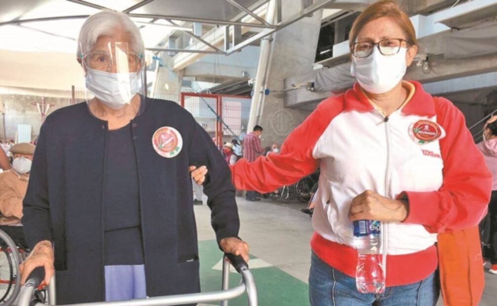 Vigilan jeringa y hasta toman video en segunda dosis de vacuna