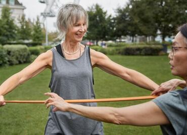 El secreto para unos brazos firmes a los 60; transforma tu cuerpo con esta rutina