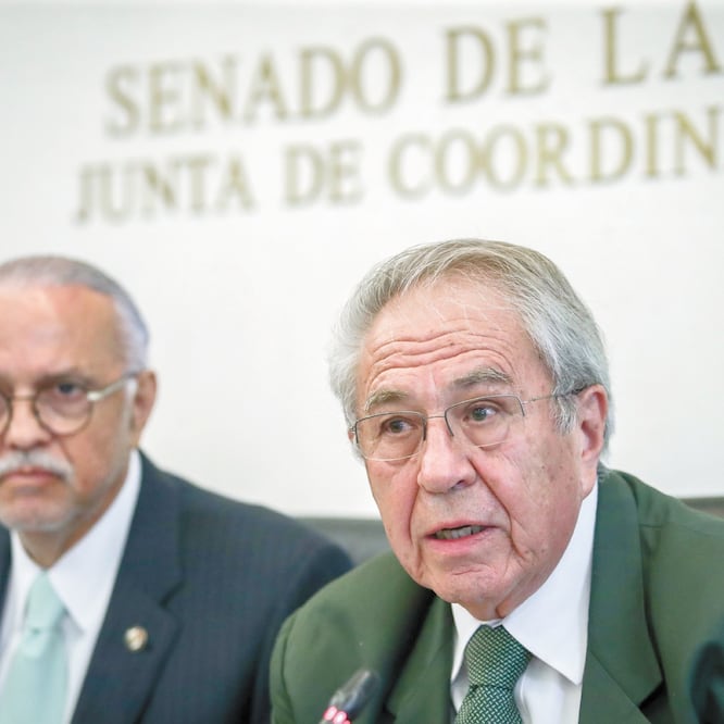 Jorge Alcocer Varela (der.), titular de Salud, reconoció que para el último semestre de 2019 se han presentado faltantes de medicamento, pero garantizó la compra de por lo menos 50 fármacos con adjudicaciones directas. DIEGO SIMÓN EL UNIVERSAL