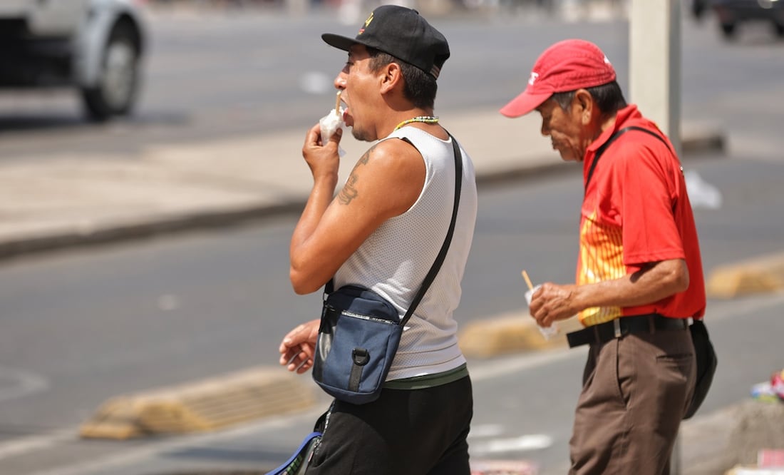 Está tarde se registraron altas temperaturas en la CDMX, sobre paseo de la reforma algunas personas se protegieron con paraguas, gorras y lentes. Foto: Fernanda Rojas/El Universal
