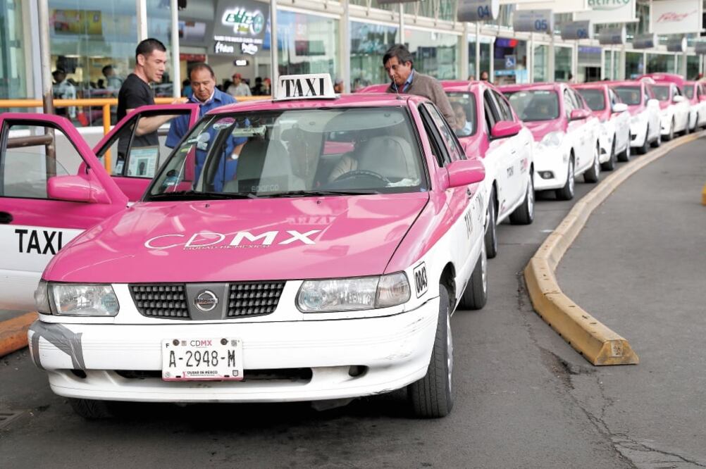 Las unidades de los taxistas que no realicen los cambios serán llevadas al corralón y, si insisten, se chatarrizarán, dio a conocer Movilidad. Foto: ARCHIVO EL UNIVERSAL