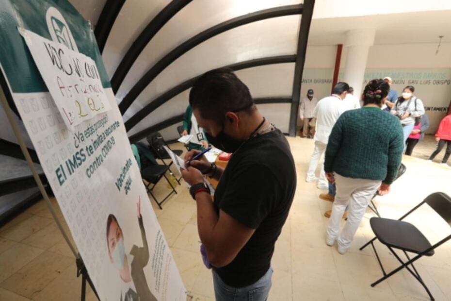 Sin importar las largas filas, rezagados buscan vacunarse contra Covid-19 en Edomex