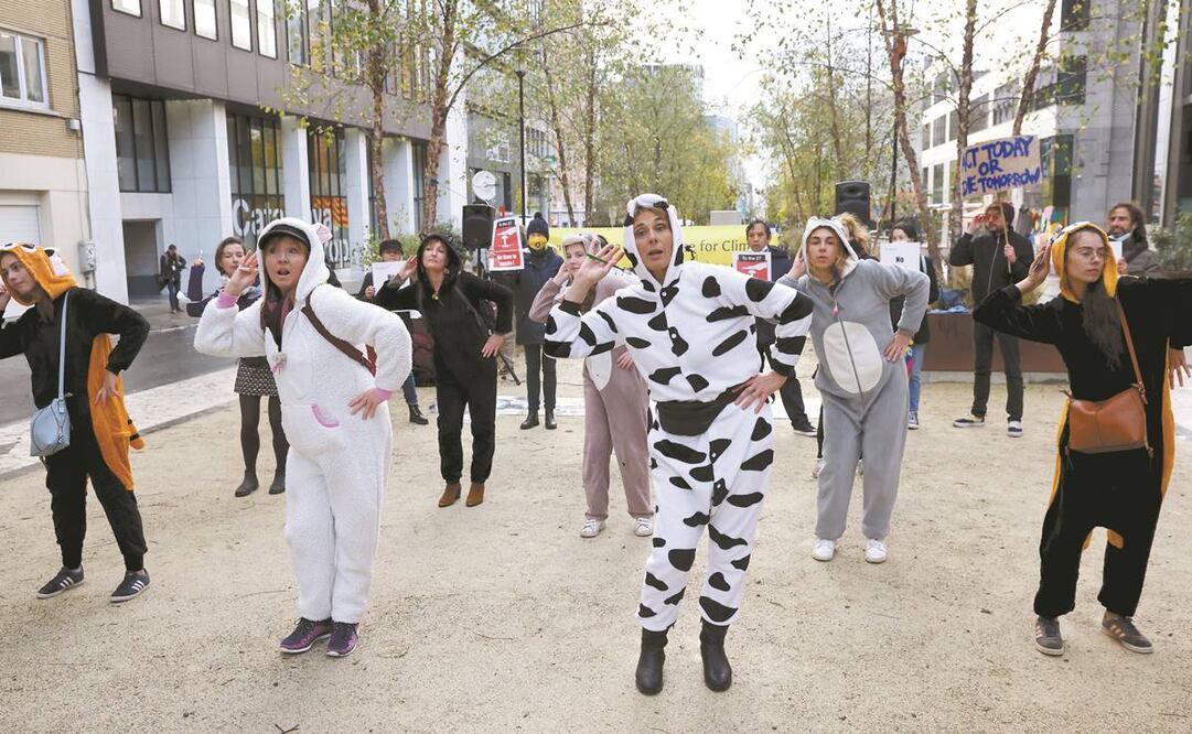 Activistas contra el cambio climático, durante una manifestación en Bruselas. Foto: Francois Walschaerts/ AP.