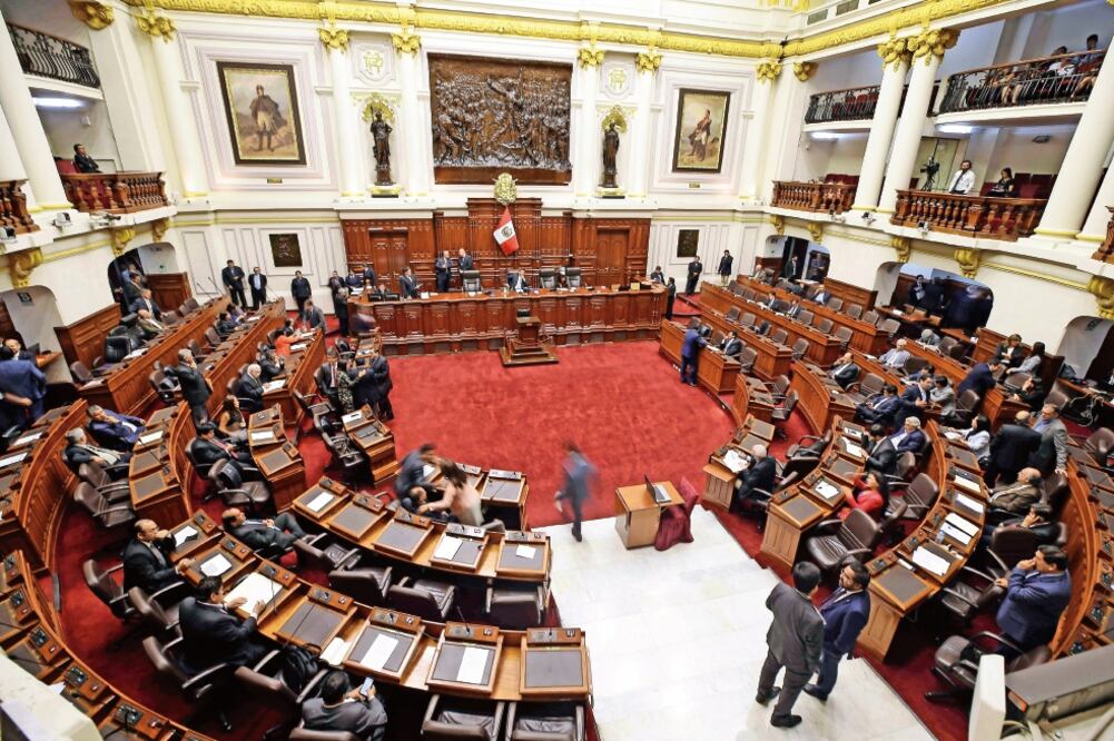 Legisladores peruanos participan en la sesión del Congreso para discutir la renuncia de Pedro Pablo Kuczynski a la presidencia del país. (MARTÍN MEJÍA. AP)