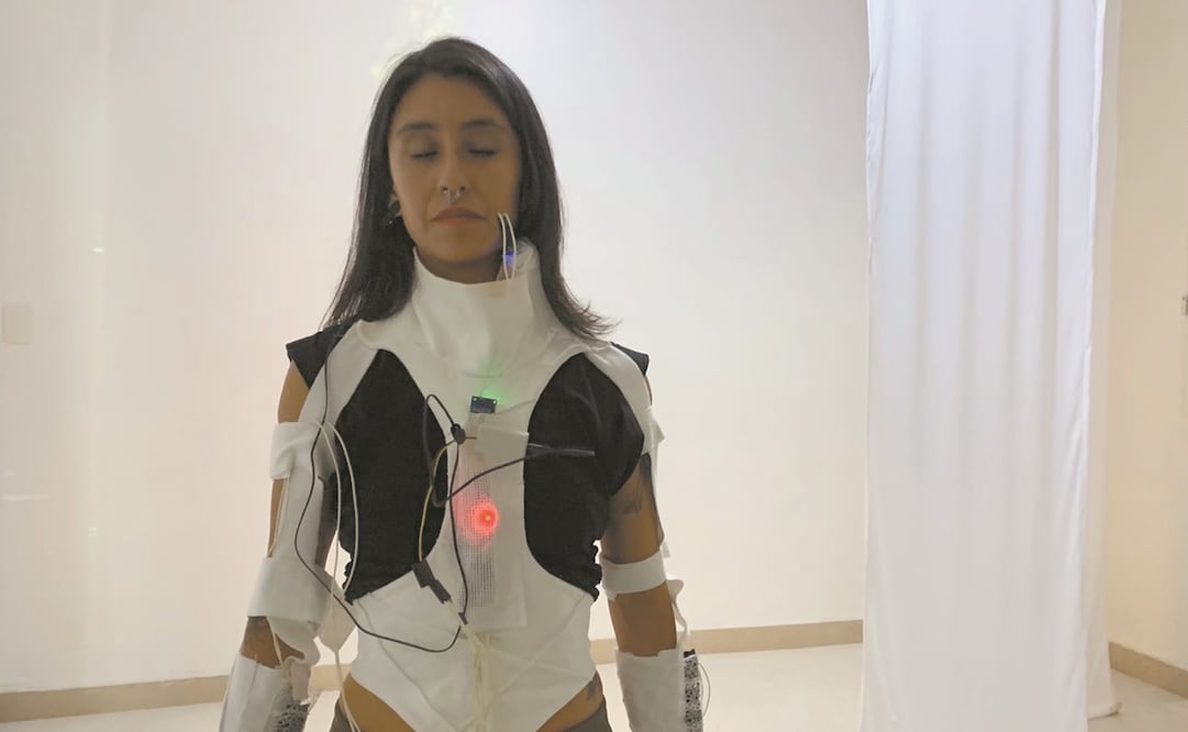 Entre paisajes intermediales de la memoria invita al público a hacer un recorrido por sus recuerdos al usar dispositivos tecnológicos, como un traje telemático que conecta dos cuerpos a la distancia. Foto: Cortesía/ Musse Lab.