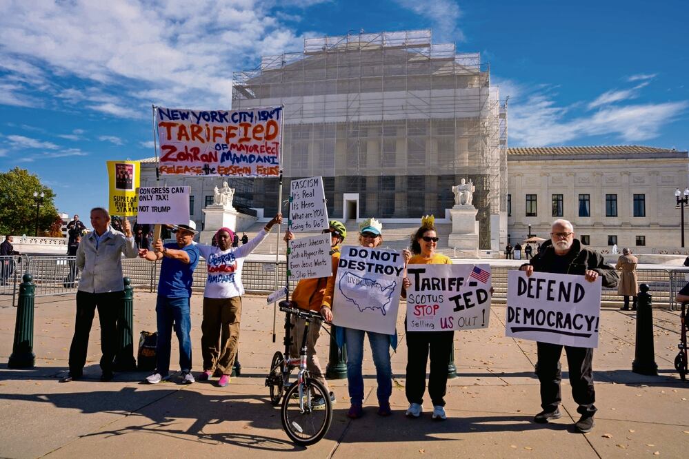Activistas frente a la Corte Suprema, en Washington, DC. El máximo tribunal está escuchando argumentos sobre la legalidad de los aranceles de la administración Trump. Foto: Andrew Harnik / AFP