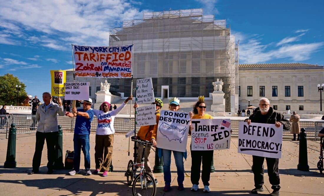 Activistas frente a la Corte Suprema, en Washington, DC. El máximo tribunal está escuchando argumentos sobre la legalidad de los aranceles de la administración Trump. Foto: Andrew Harnik / AFP