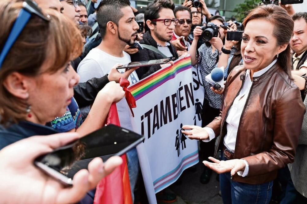 Vázquez Mota tuvo un breve encuentro con la comunidad gay de Naucalpan, a la que refrendó su respeto por los derechos ganados. (CRISTOPHER ROGEL. EL UNIVERSAL)