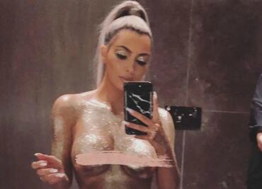 Kim Kardashian se desnuda para promocionar su línea de maquillaje