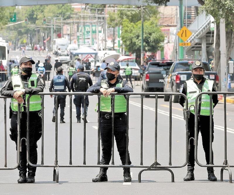 Elementos se quejan de que deben compartir los chalecos antibalas y no saben si están contaminados; además, dicen que apenas les están repartiendo cubrebocas y guantes, pero no alcanzan para todos. Foto: JUAN BOITES. EL UNIVERSAL