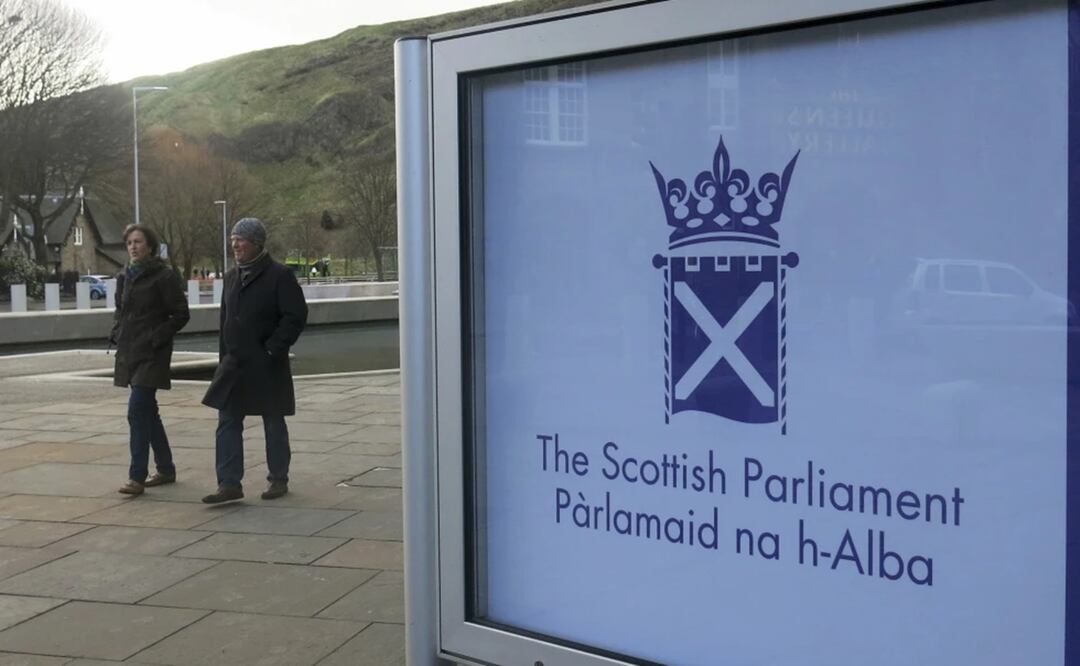 Personas caminan junto al Parlamento escocés en Edimburgo, el 16 de marzo de 2014. Foto: AP