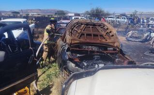 Incendio forestal quema 18 vehículos en corralón de Fiscalía de Zacatecas; fuego ya fue sofocado