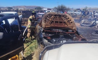 Incendio forestal quema 18 vehículos en corralón de Fiscalía de Zacatecas; fuego ya fue sofocado
