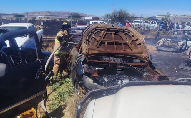 Incendio forestal quema 18 vehículos en corralón de Fiscalía de Zacatecas; fuego ya fue sofocado