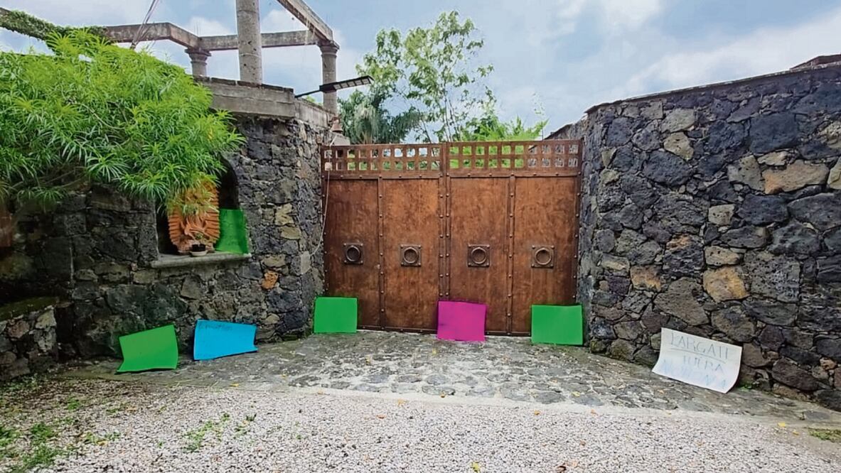 Habitantes dejaron pancartas como protesta frente a la vivienda del senador Gerardo Fernández Noroña. Foto: Especial