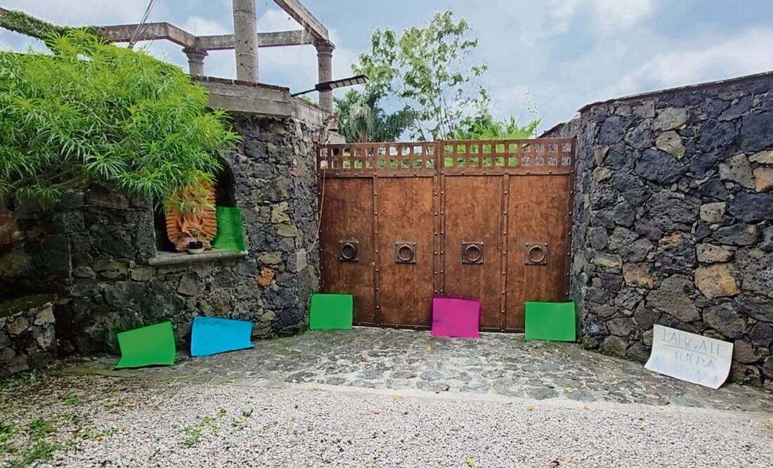 Habitantes dejaron pancartas como protesta frente a la vivienda del senador Gerardo Fernández Noroña. Foto: Especial