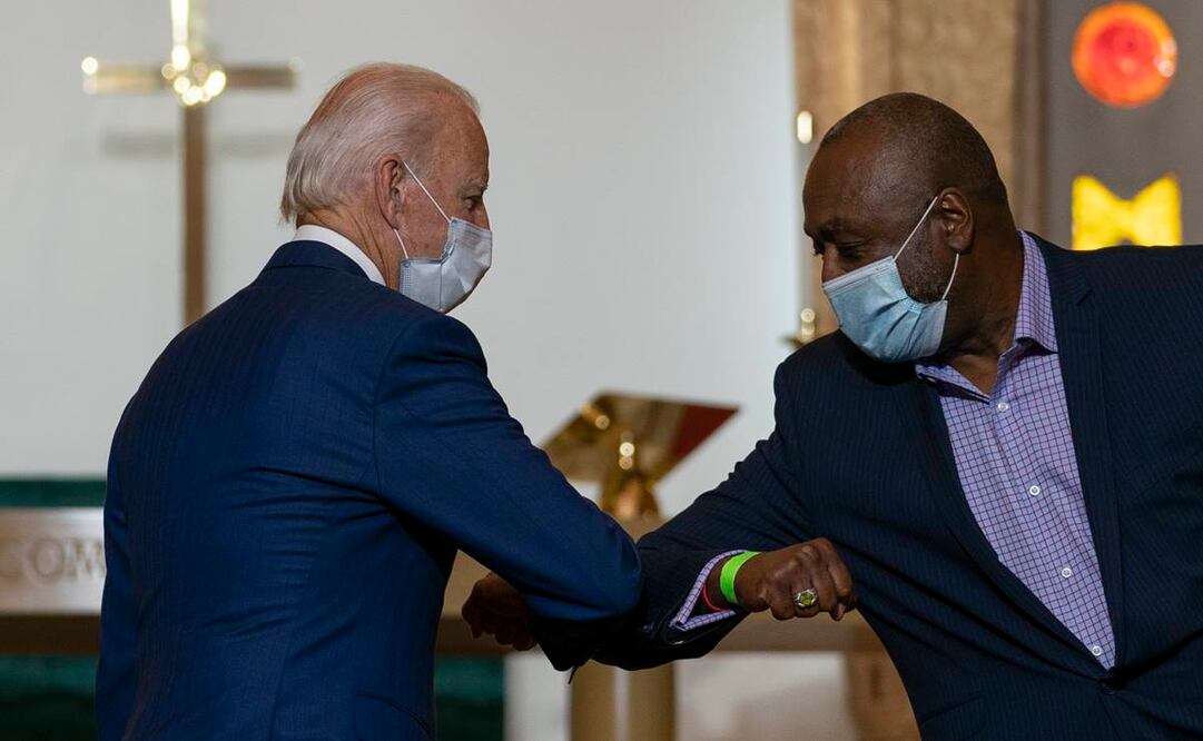 El saludo con el choque de codos fue utilizado cuando comenzó la pandemia del coronavirus para evitar contagios (Foto: AP)