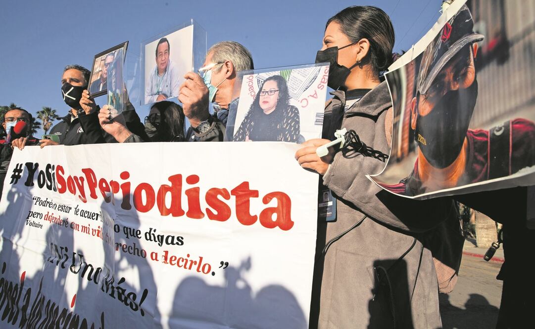 Periodistas de medios nacionales y de Baja California se manifestaron a las puertas del cuartel militar mientras el Presidentea daba conferencia. Foto: Aimee Melo. EL UNIVERSAL