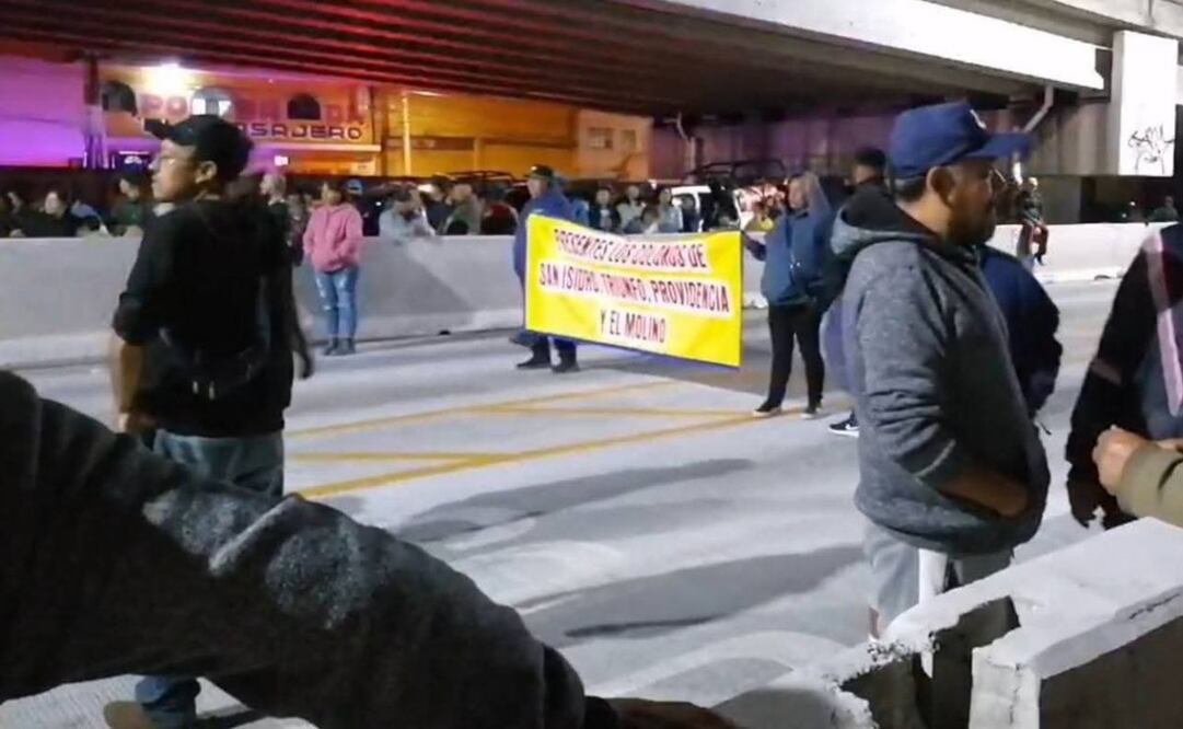 Bloquean la autopista México-Puebla para exigir la construcción de una estación de trolebús en la Caseta Vieja. Foto: Especial.