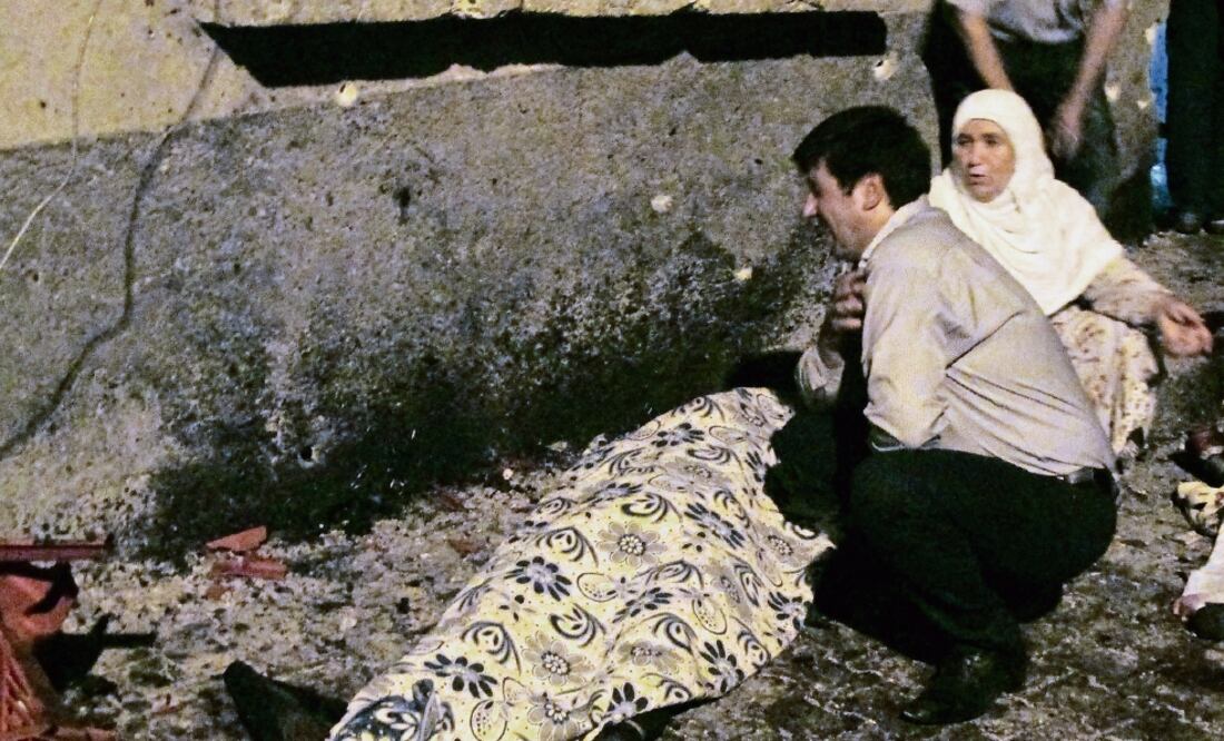 Un hombre llora junto al cuerpo de una de las víctimas del ataque de ayer ocurrido durante una boda, en la ciudad turca de Gaziantep (REUTERS)