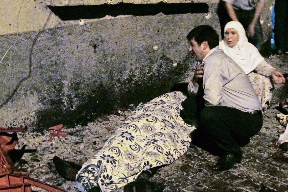 Un hombre llora junto al cuerpo de una de las víctimas del ataque de ayer ocurrido durante una boda, en la ciudad turca de Gaziantep (REUTERS)