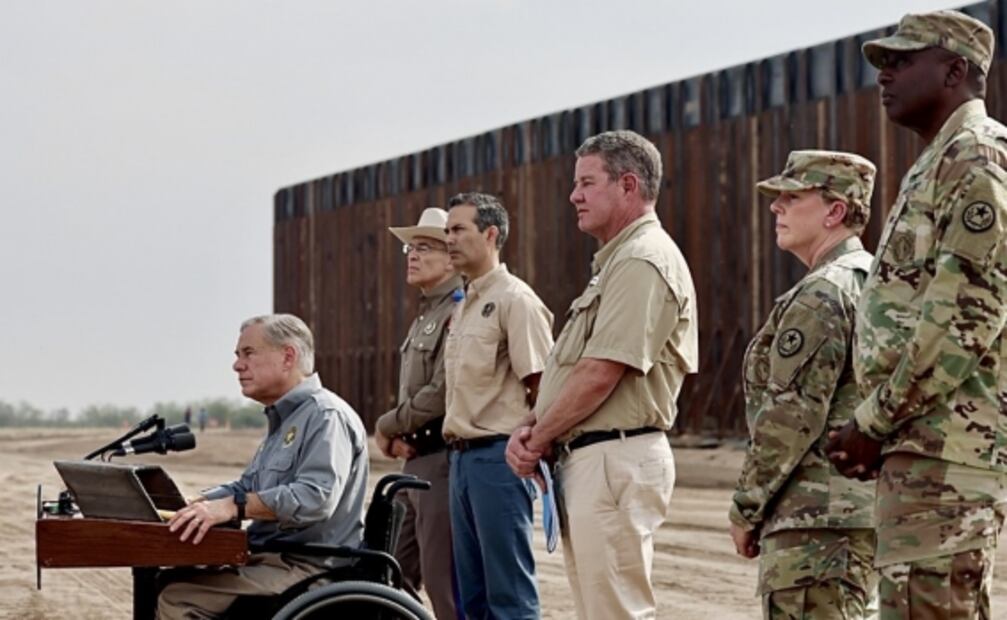 Gobernador de Texas inaugura tramo de su "muro fronterizo"