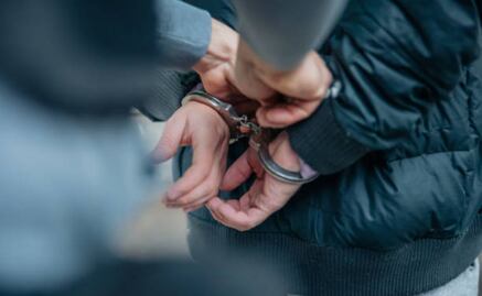 Asaltante del Capitolio indultado por Trump es detenido por abuso sexual infantil