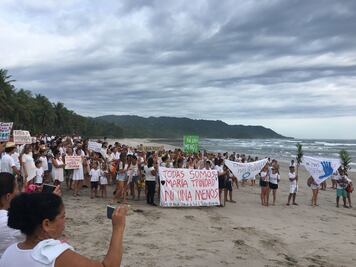 Realizan vigilia y marcha blanca en playa de Costa Rica en honor a mexicana asesinada