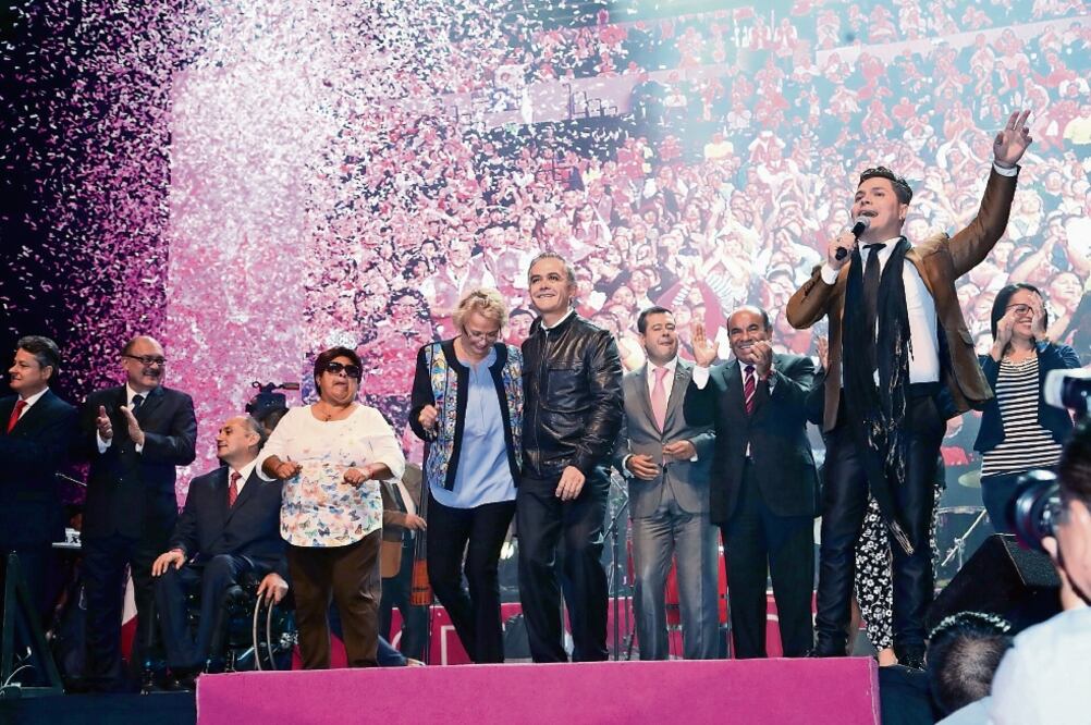 Miguel Ángel Mancera informó a las mamás presentes que la tarjeta A Toda Mami las beneficiará con descuentos y apoyos económicos (CORTESÍA CDMX)