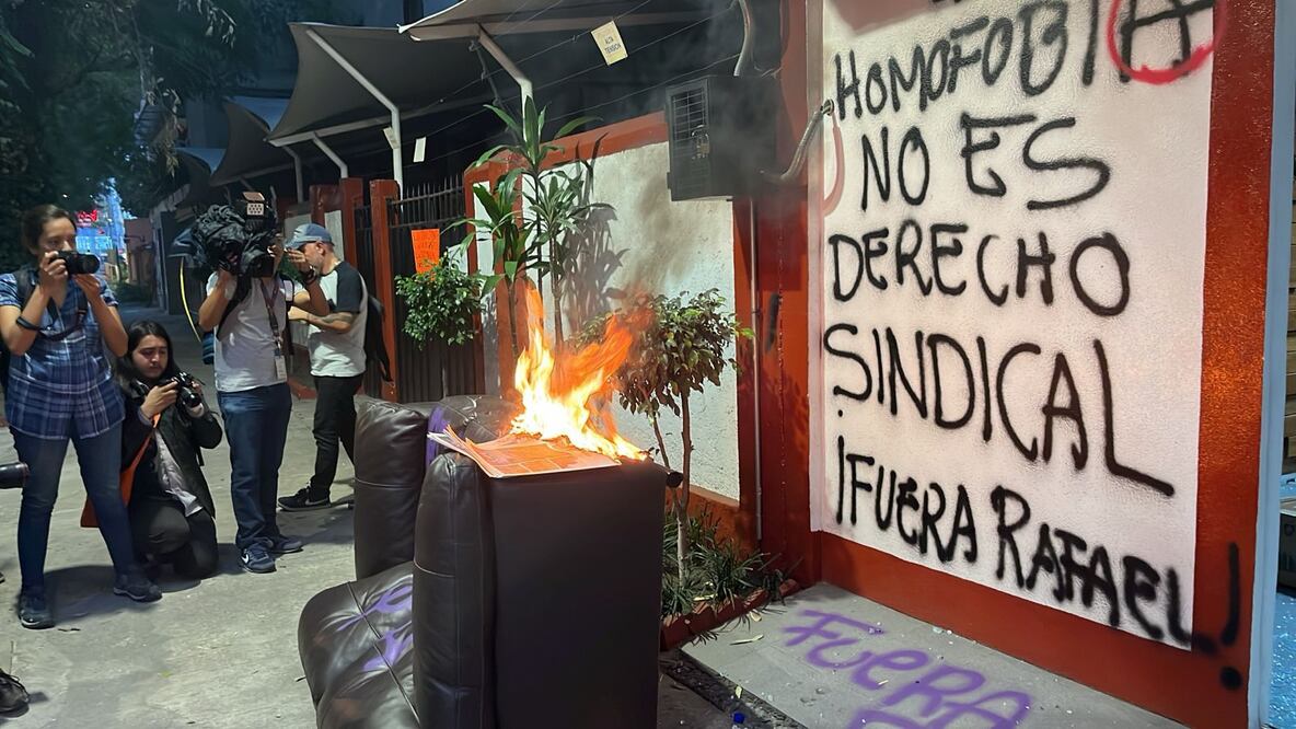 Un grupo de activistas LGBT protestó ante las oficinas del sindicato del Infonavit. (Foto: Juan Carlos Williams)