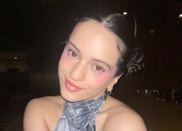 Rosalía impone tendencia al lucir zapatos con calcetas largas