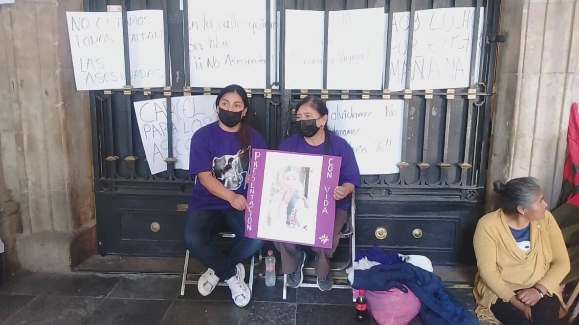 La mamá y la hermana de  Sandra Domínguez, realizan un plantón en el Palacio de Gobierno de Oaxaca, a 33 días de la desaparición de la activista (06/11/2024). Foto: Juan Carlos Zavala