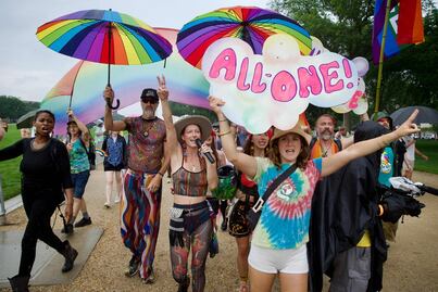 Marcha de orgullo gay en EU se convierte en protesta contra Trump; "es un mitin por nuestras vidas", afirman asistentes