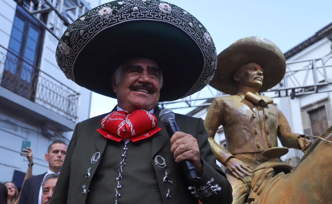La estatua fue realizada en bronce y muestra a Fernández vestido de charro y montando un caballo / Carlos Zepeda. EL UNIVERSAL