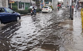 Fuga de agua provoca inundación en avenida Tláhuac; afecta viviendas y comercios