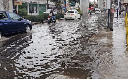 Fuga de agua provoca inundación en avenida Tláhuac; afecta viviendas y comercios