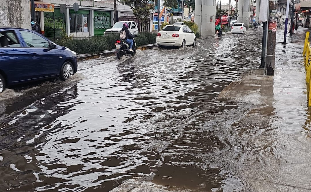 Fuga de agua provoca inundación en avenida Tláhuac; afecta viviendas y comercios. Foto: Especial